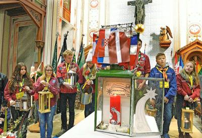 Scouts uit verscheidene Europese landen trekken naar Wenen om er het Vredeslicht van Bethlehem te ontvangen. © Imago