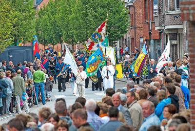 De Sint-Leonardusprocessie op Pinkstermaandag lokt steeds een massa volk naar Sint-Lenaarts. © Maarten Gilops