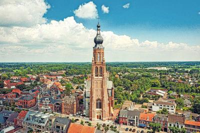 De Sint-Katharinakerk beheerst het zicht van de Vrijheid﻿﻿ in Hoogstraten. © Toerisme Hoogstraten