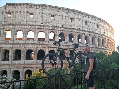 Dieter Van Tilburgh en de Hulk voor het Colosseum in Rome. © Dieter van Tilburgh