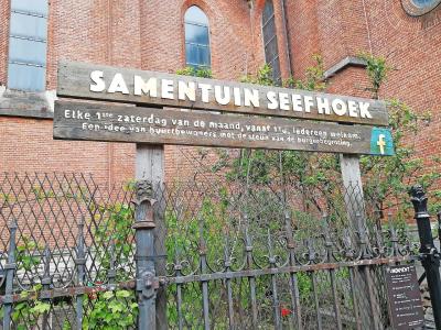 De Samentuin Seefhoek aan de Sint-Amanduskerk is een inspirerend voorbeeld van buurtwerking. © Lea Verstricht