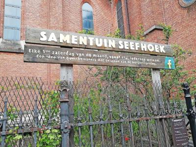 De Samentuin Seefhoek aan de Sint-Amanduskerk is een concreet voorbeeld van ecologisch handelen. © Lea Verstricht