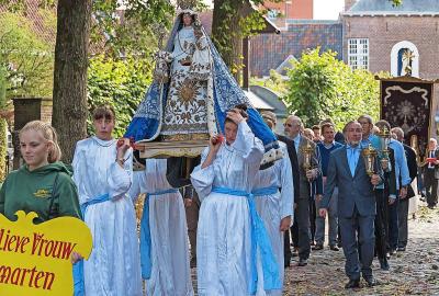 De katholieke geloofsgemeenschap in de meest brede betekenis stapt mee op in de Turnhoutse Begijnhofprocessie. © Jan Van Rompuy