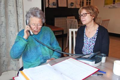 Frieda Rosseel (links) en Monique Vancoillie wisselen elkaar af bij het bellen. © Liselotte Anckaert