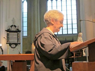 Zuster Caritas Van Houdt draagt een van haar teksten voor. © Mieke Dejonghe