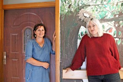 Peggy Torremans en Mabelle Guidee vóór de kamer van een bewoner. © Liselotte Anckaert