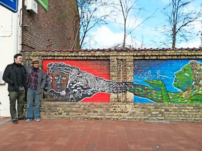 Simon Bruneel (links) met Guillermo Santillana bij de mural in Lichtervelde. © Rita Casier