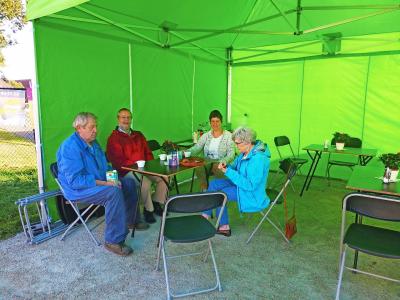 Vrijwilligers onthalen de bezoekers met koffie een attentie. Soms zit de tent afgeladen vol, soms is het er stil. © Chris Ooghe