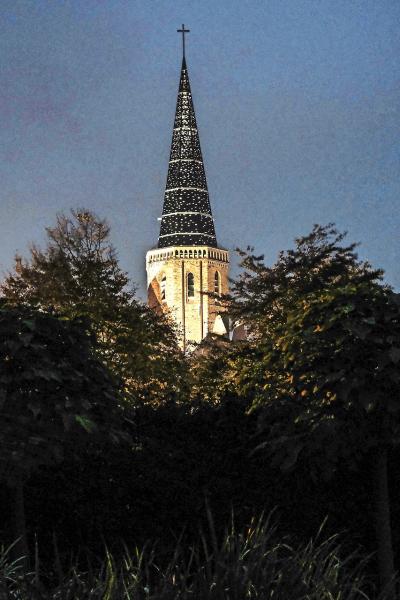 Pronkstuk van de herstelde kerk is de nieuwe torenspits met led-verlichting . © Foto Artes