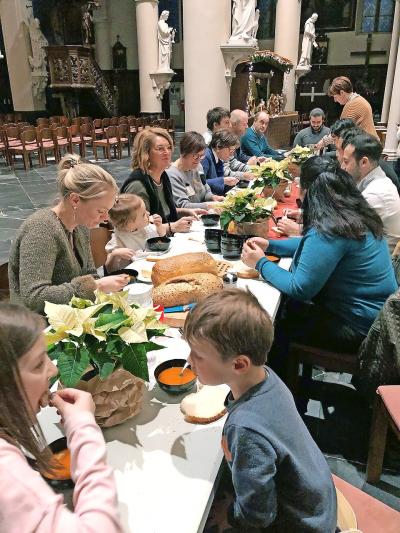 Na het gebedsmoment is er in de kerk een maaltijd met soep en brood. © Lynn Muylle