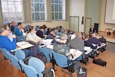 De opleiding wordt gevolgd door vrije studenten zowel als door mensen die al werken in de Kerk. © CCV Bisdom Brugge