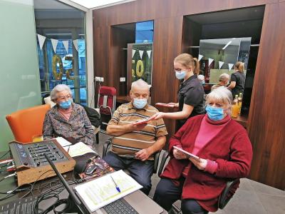 Tijdens de vijftigste uitzending worden de radiomakers van het woon-zorgcentrum bedankt. © Rita Vanlangendonck