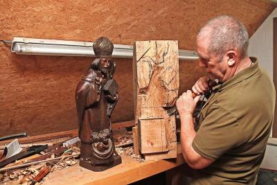Bernard Provost aan de slag in zijn atelier. „Na de heilige Jozef is Sint-Nicolaas aan de beurt.” © Liselotte Anckaert