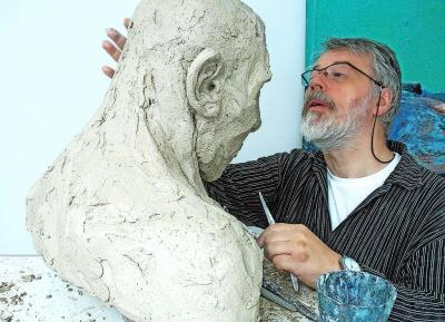 Piet Peere aan het werk aan een buste van Tantallus. © Herlinde Ghyoot