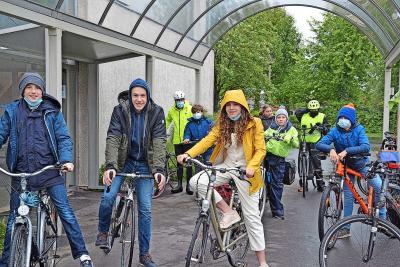 Ondanks het gure weer fietsen de jongeren van de Sint-Michielsbeweging naar hun nieuwe stek. © Nadine Deloof