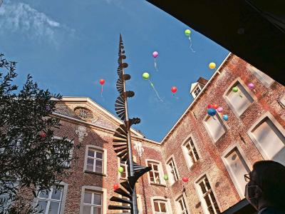 Om de verwachtingen kracht bij te zetten, worden ballonnen opgelaten. © Michiel Van Mulders