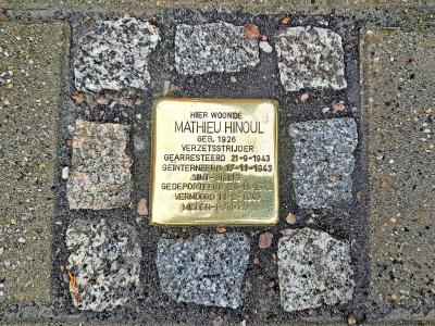 De eerste struikelsteen werd geplaatst in november 2022 ter ere van Mathieu Hinoul (1926-1945). © Erfgoedcel Brugge