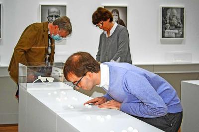 Curator Piet Devos probeert zelf het geurenalfabet van Peter De Cupere uit. © Sarah Bauwens