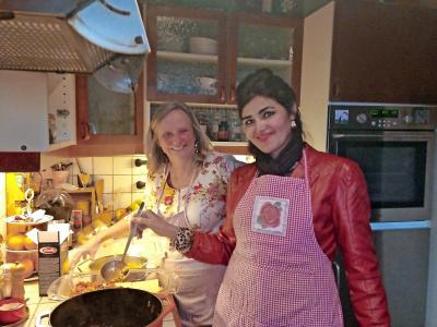 Monique Buysse (links): „Op Sosans verjaardag maakten we samen lasagne.” © Roland Raes
