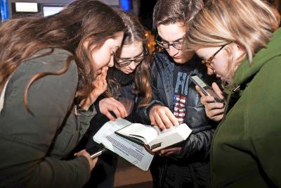 Voor heel wat jongeren geëngageerd bij IJD Jongerenpastoraal Gent gaan smartphones en Bijbel hand in hand. © Laura Vleugels