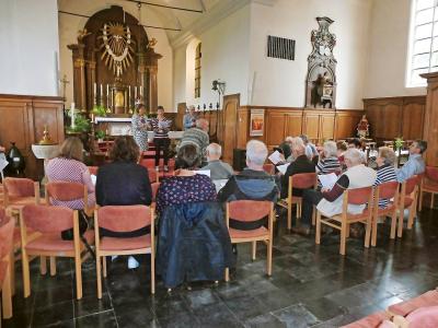 Een twintigtal toeschouwers woonde de zangstonde in de kerk in Melsen bij. © Nancy Schwing