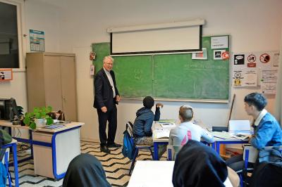 Mgr. Luc Van Looy looft de inspanningen die OKAN-leerkrachten leveren. © Bertrand Goethals