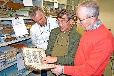 De broers Van Bockstaele bestuderen elk archiefstuk uit ons bisdom dat ze in handen krijgen. © Bertrand Goethals