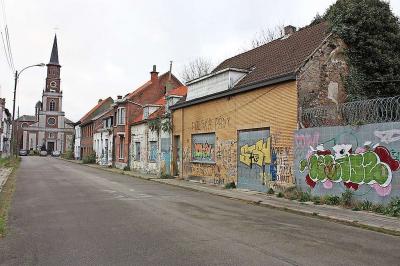 De meeste huizen in Doel zijn vakkundig afgesloten met staalplaten. © Bertrand Goethals