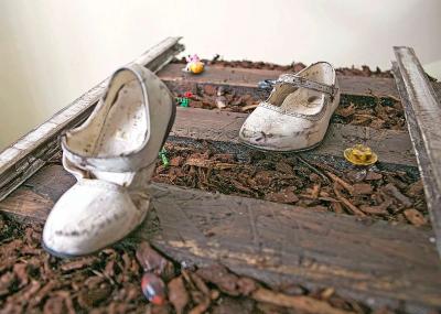 Artistiek vormgegeven schoenen, zoals die van kunstenaarsduo JoLi, illustreren de weg die migranten afleggen. (c) Kevin Oeyen