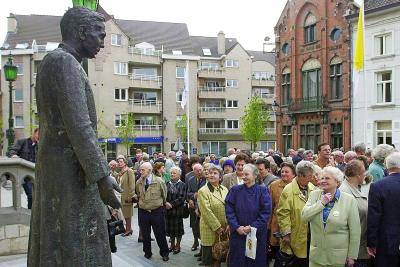 In 2000 werd een standbeeld van priester Edward Poppe onthuld aan de Onze-Lieve-Vrouwekerk in Temse. © Belga Image