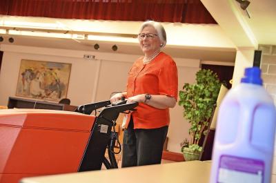 Aan het stuur van de poetsmachine. Sonja Renaers laat het seminarie netjes achter. © Tony Dupont