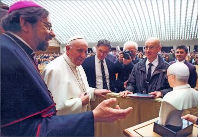 Jef Moermans legt de overhandiging van het beeld vast op foto. © L’Osservatore Romano