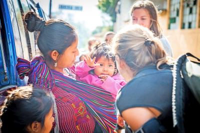 Tine Quintiens neemt afscheid van haar Guatemalteeks gastgezin. © Jeroen Broeckx