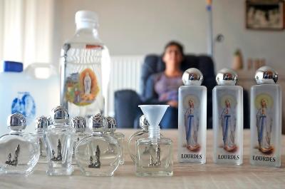 Hilde Keppens: „De kleine flesjes Lourdeswater zijn voor velen een grote steun.” © Tony Dupont