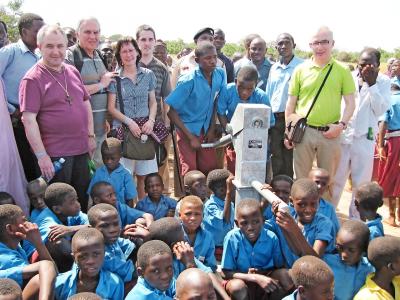 Deken Felix Van Meerbergen, Eddy Van Uytsel en Martine Vanhoudt in Kenia. © Eddy Van Uytsel