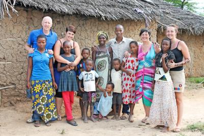 Het gezin van Johan Loos samen met het gezin dat ze steunen in Kenia. © Rainbow4kids vzw