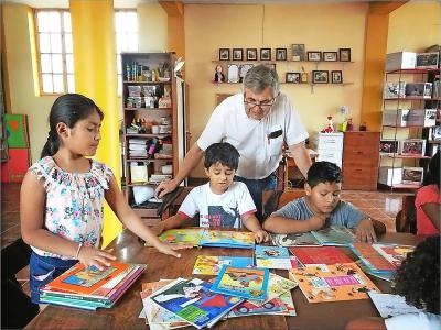 Frans Parren helpt in het cultuurcentrum in El Carmen kinderen bij het lezen. © Frans Parren