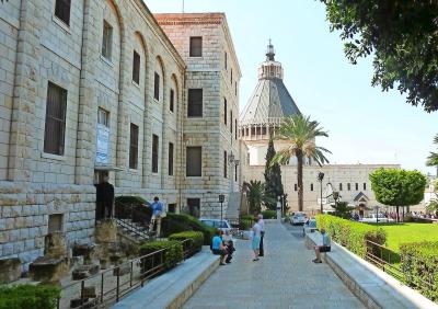Pelgrims bezoeken in Nazareth de basiliek van de Aankondiging, de grootste christelijke kerk in de regio. © Felix Rijcken