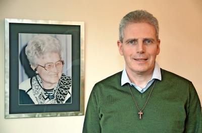 Vicaris Bart Coengrachts, bij een foto van Chiara Lubich: „Ze maakte mensen blij.” © Tony Dupont