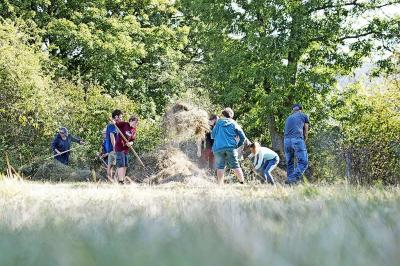 Leden van JNM amuseren zich volop in de Limburgse natuurgebieden. © Michiel Bardyn