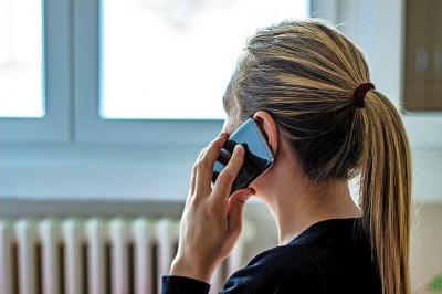 Eerstejaarsstudenten van de UCLL krijgen een telefoontje met de vraag hoe het met hen gaat. © Shutterstock