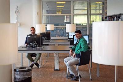 Arne Aerts (links) en Orhan Kilic (rechts) helpen de digitale kloof verkleinen. © Tony Dupont