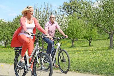 ‘Fietsbuddy’s’ maken een leuke fietstocht met iemand die eenzaam is en graag een ontspannen babbel maakt. © Shutterstock