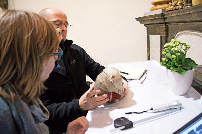 Onderzoekers vonden de schedel in het tabernakel van het Maria-altaar. © Jeroen Reyniers