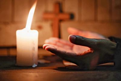 Kaarslicht bepaalt mee de intieme sfeer van de christelijke meditatie. © Shutterstock