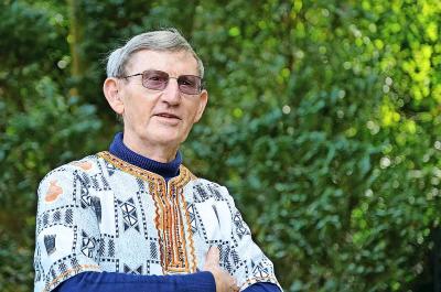 Pater Willy Schoofs, altijd herkenbaar met een Afrikaans kledingstuk aan. © Tony Dupont
