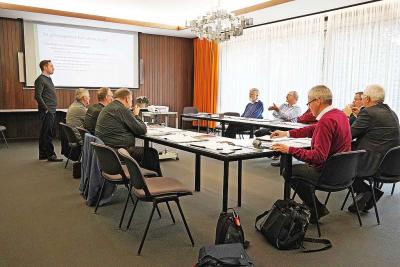 Jeroen Jans (links) stelt zijn onderzoek voor tijdens de dekenvergadering. © Ria Thaens