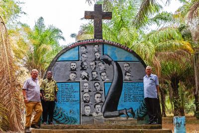Leon Alders (links) bij het herdenkingsmonument van de paters in Kongolo. © Leon Alders