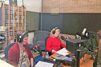 Els Agten (links) in de studio van Radio Maria in Leuven: „Vonkje vrede is een interactief radioprogramma.” © Bisdom Hasselt