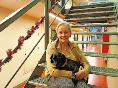 Els Volders, katholieke aalmoezenier in de gevangenis van Hasselt, neemt wekelijks haar hond Flor mee naar haar werk. ‘Hij opent deuren tot diepere gesprekken’. © Els Volders